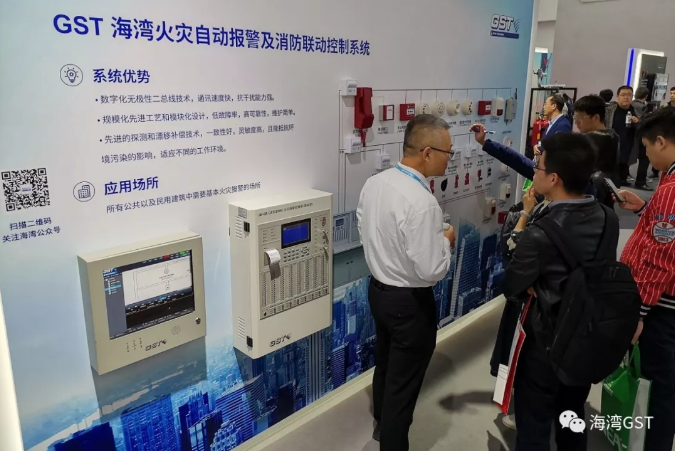 海灣消防工作人員向參觀者介紹系統情況，交流技術問題